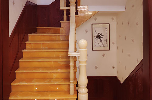 蚌山中式别墅室内汉白玉石楼梯的定制安装装饰效果