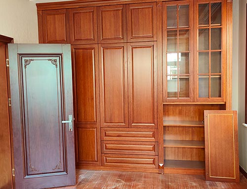 蚌山中式家庭装修里定制的实木衣柜效果图